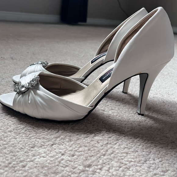 White Satin Peep Toe Pumps Size 7.5 - Picture 2 of 6